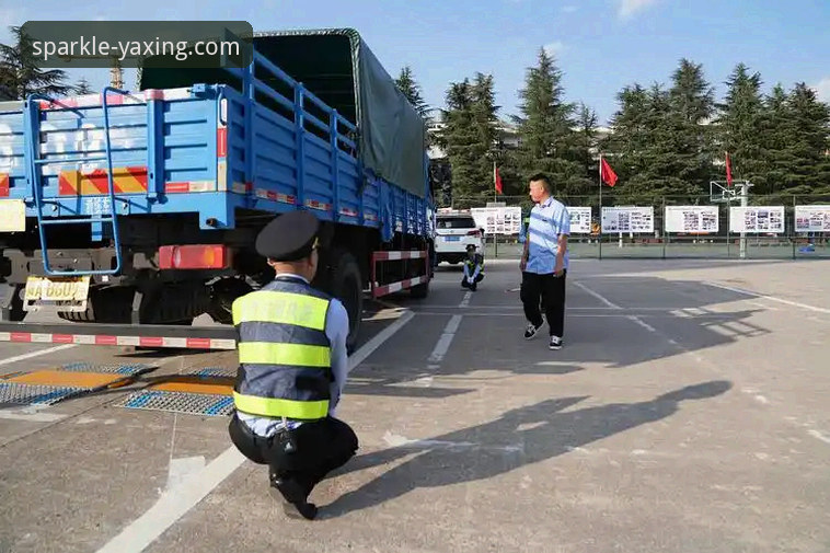 亚星娱乐APP手机版 球星亲民瞬间与交通规则:一次意外事件引发的双重思考